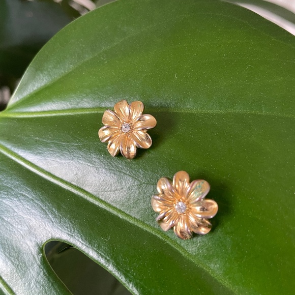 Gold Tone Daisy Earrings - Picture 1 of 2